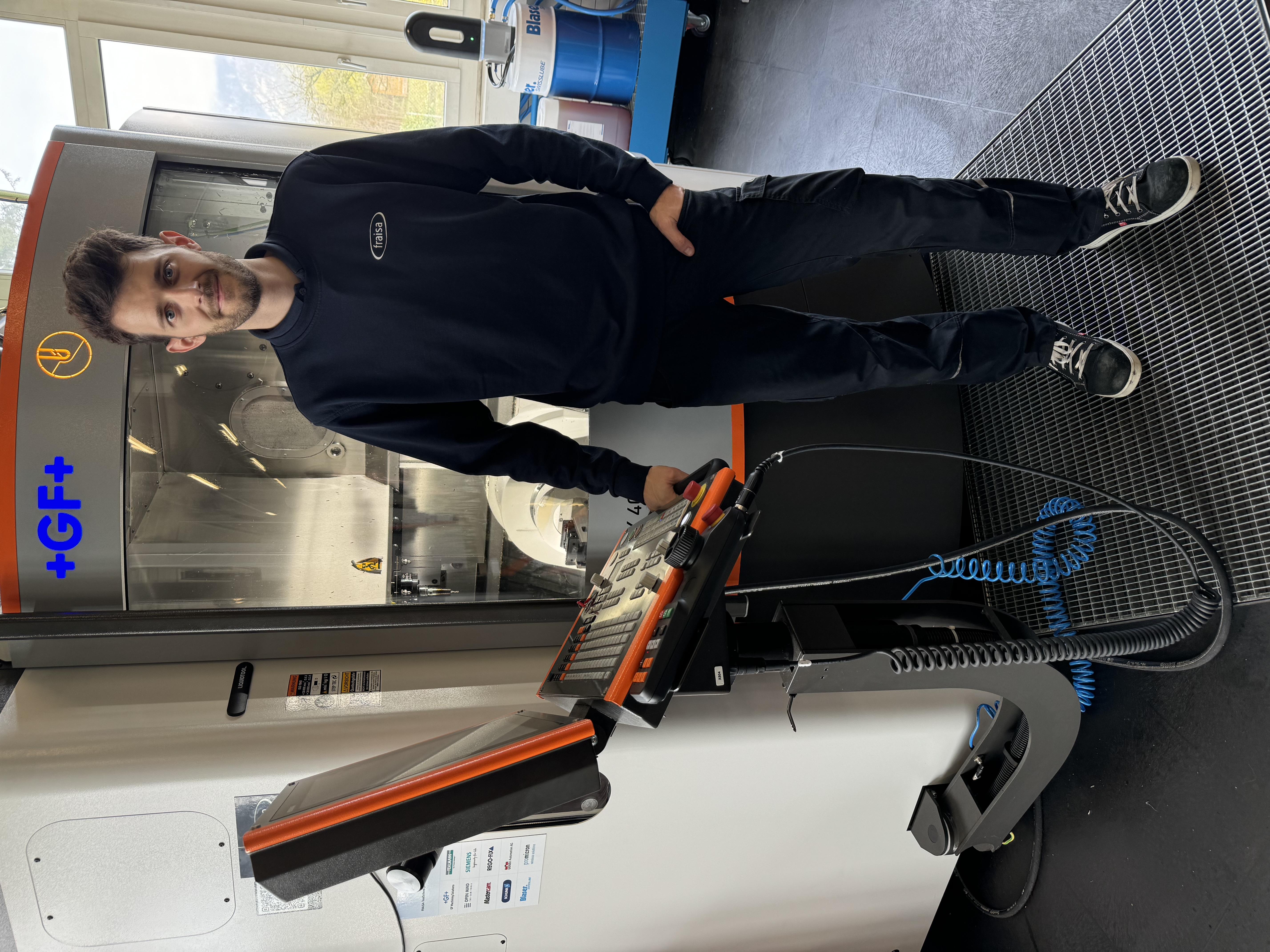 Sven Wyss an einer Fraisa CNC-Maschine mit Liquidtool AUTOPILOT