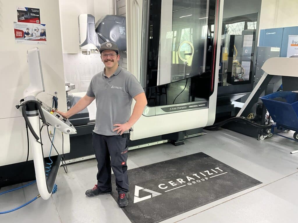 Simon Bastiani an einer Maschine im Ceratizit Technologiezentrum