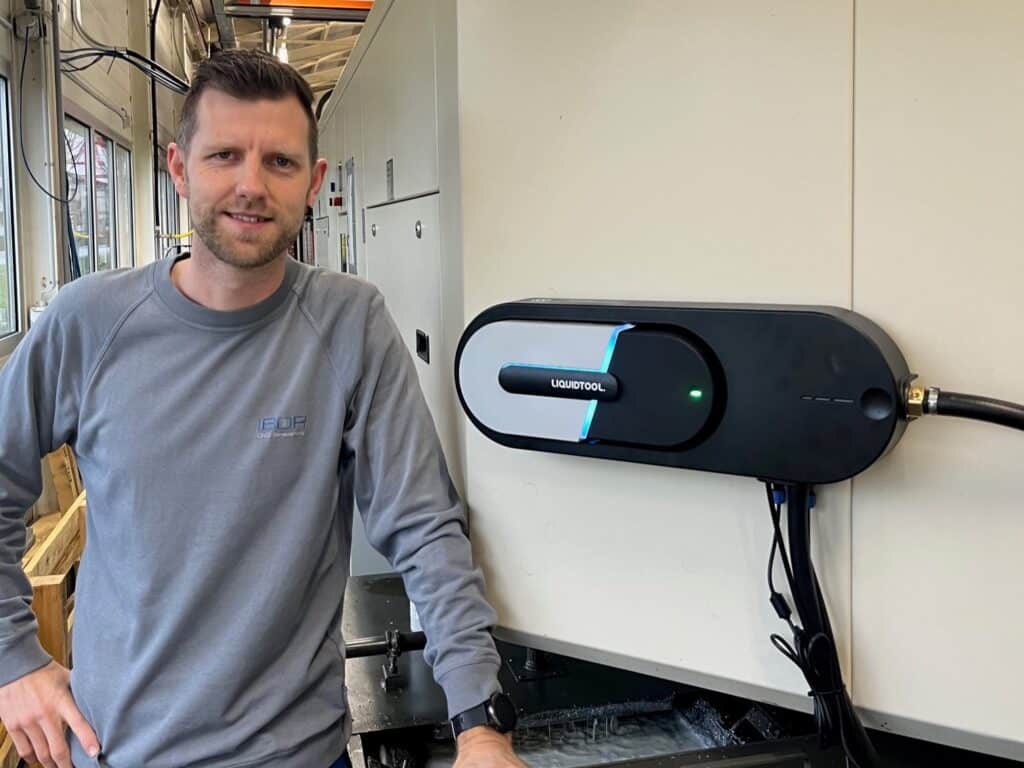 Thomas Bättig, Head of Production at IBOR AG, with the Liquidtool SmartFiller